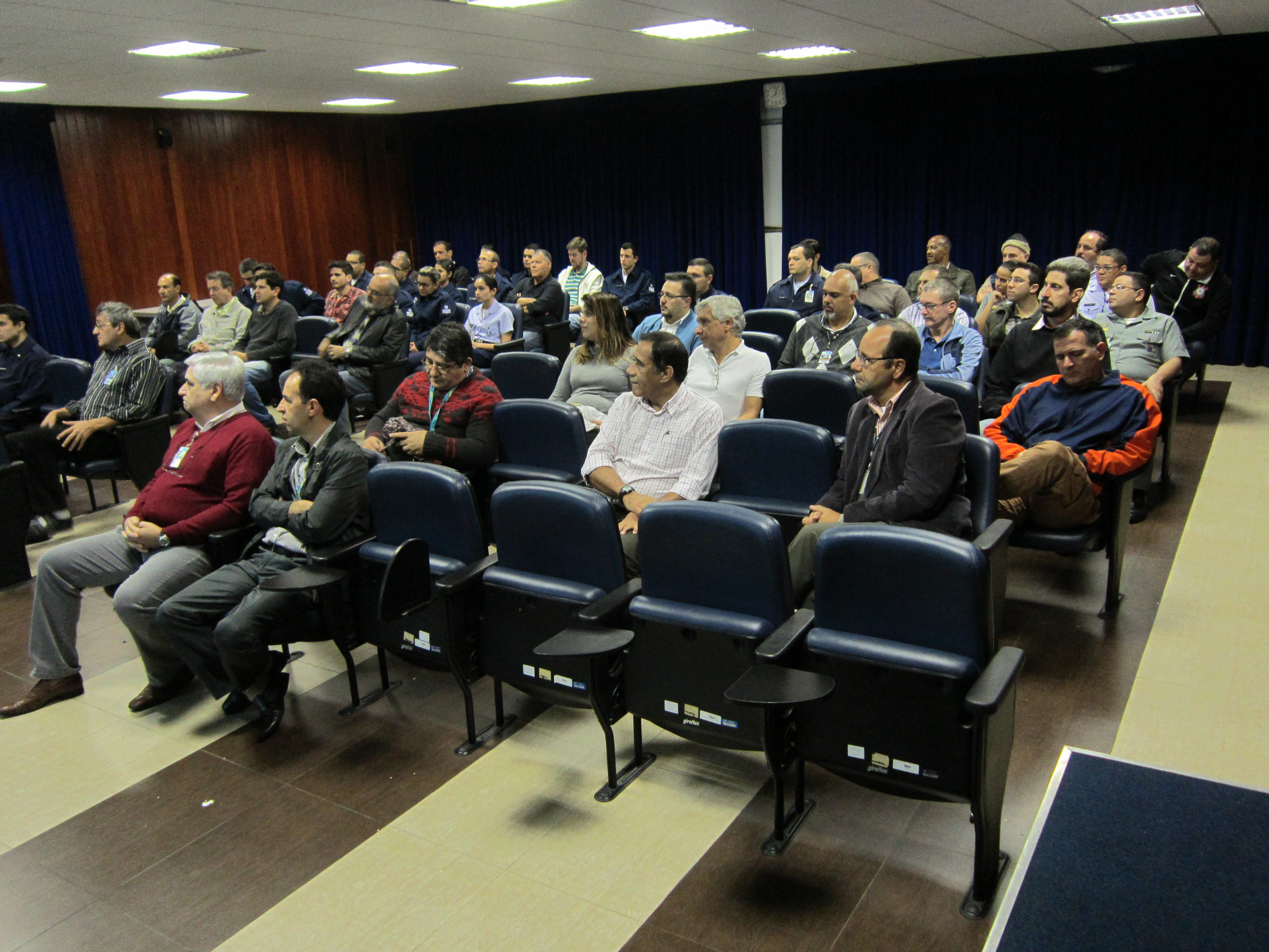 Integrantes do IFI assistem Palestra do Engenheiro Nelson Salgado no Auditório Azul 